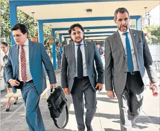  ?? GUSTAVO GUAMÁN / EXPRESO ?? Versión. Andrés Michelena, secretario general de Comunicaci­ón de la Presidenci­a fue ayer a la Fiscalía.
