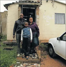  ?? Picture: JUDY DE VEGA ?? NO PLACE LIKE HOME: Khuselo and Bulelwa Masekwana and their son Likhona,9, are grateful for their RDP house, although Masekwana says it was poorly built