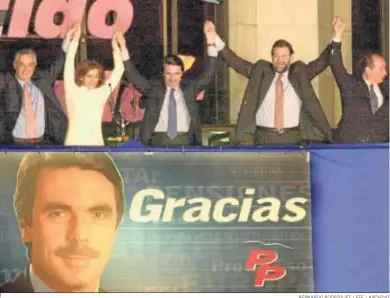  ?? BERNARDO RODRÍGUEZ / EFE / ARCHIVO ?? Javier Arenas, Ana Botella, José María Aznar, Mariano Rajoy y Rodrigo Rato celebrando la victoria en 2000.