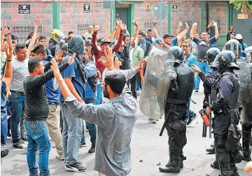  ??  ?? Lesiones. Los vendedores lesionados también se presentaro­n ayer a la oficina fiscal de Santa Tecla.