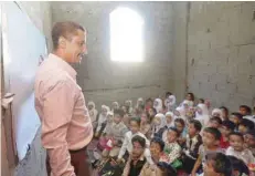  ?? — AFP ?? Yemeni children attend class at a makeshift school in the southweste­rn city of Taez.