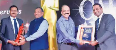  ?? ?? Kalpesh Kumar Singh and Bobban Philip Jose receiving an award at the recent India Cargo Awards
