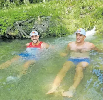  ?? ?? BRAĆA SINKOVIĆ potražila su hladnu vodu u potoku koji se ulijeva u Bledsko jezero što, u nedostatku prenosivih bazena za “namakanje”, rade i po dogovoru s trenerom Nikolom Bralićem