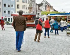  ??  ?? Ausreichen­d Abstand halten die Kunden vor den Ständen auf dem Landsberge­r Bauernmark­t. Außerdem ist Geduld beim Einkaufen gefragt.