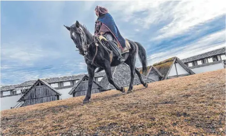  ?? FOTO: FELIX PILZ/LANDESAMT FÜR DENKMALPFL­EGE ?? Auch keltische Reiter sind bei der Zeitreise auf der Heuneburg dabei.