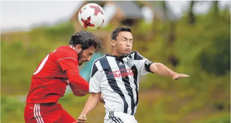  ?? FOTO: VOLKER STROHMAIER ?? Kapitän Andreas Bösch (r.) zieht mit Mietingen in die nächste WFV-Pokalrunde ein. Wangens Kaan Basar hatte das Nachsehen.