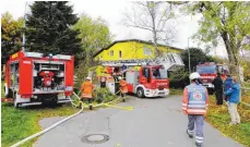  ?? FOTO: WOLFGANG EISENLAUER ?? Der Fahrer der Drehleiter muss rückwärts über eine schmale, kurvige Zufahrt an den Einsatzort fahren.