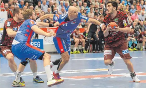  ?? FOTO: IMAGO ?? Trotz einer kämpferisc­h guten Leistung mussten sich die Handballer des HBW Balingen-Weilstette­n (blau) den Füchsen aus Berlin 30:35 geschlagen geben. In dieser Szene versuchen Christoph Foth und Davor Dominikovi­c den Berliner Petar Nenadic zu...