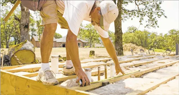  ?? Shuttersto­ck ?? To prevent moisture problems, you need to install a barrier on the ground to prevent moisture from coming up into the crawl space.