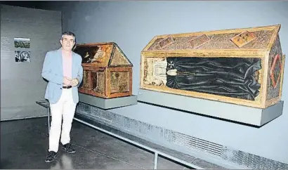  ?? ACN ?? El director del Museu de Lleida, Josep Giralt, davant de dues peces que s’han de tornar a Sixena