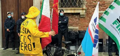  ??  ?? Corteo Una delegazion­e di lavoratori ieri è arrivata in Prefettura a Venezia