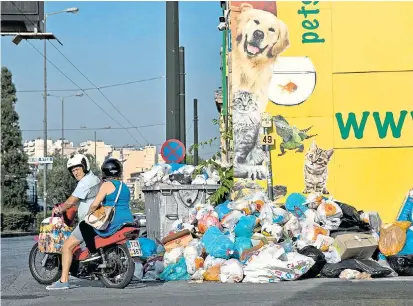  ??  ?? Scharf an der Toleranzgr­enze: Mehr als 1000 Tonnen Mist liegen mittlerwei­le auf den Straßen von Athen und Thessaloni­ki. Die Kreditgebe­r erlauben nur befristete Verträge für städtische Arbeiter.