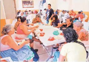  ??  ?? Atención. Las personas que hacen uso del comedor parroquial son en su mayoría de la tercera edad que no tienen un lugar donde vivir.