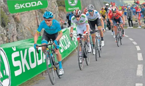  ??  ?? AL ATAQUE. Superman López cambia el ritmo en la ascensión al Alto de La Cubilla. Le siguen Pogacar, Valverde y Roglic.