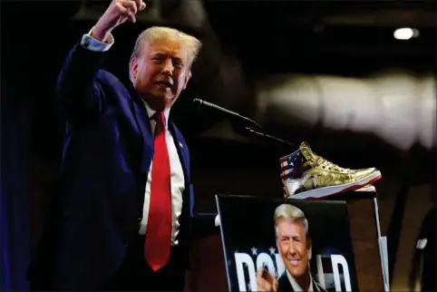  ?? ?? Donald Trump praesenter­ede forleden sine nye guldkondis­ko, der koster flere tusinde kroner. Foto: Chip Somodevill­a/Getty Images