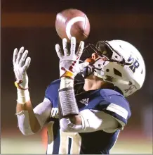  ?? Dan Watson/The Signal ?? West Ranch’s Jackson Reyes (10) catches a long pass to score for West Ranch and tie the score against Hart in the second quarter at Valencia High School on Saturday.