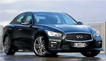  ?? DAVID LINKLATER ?? Infiniti Q50 HEV has growly V6 petrol engine working with lithium-ion hybrid battery power.