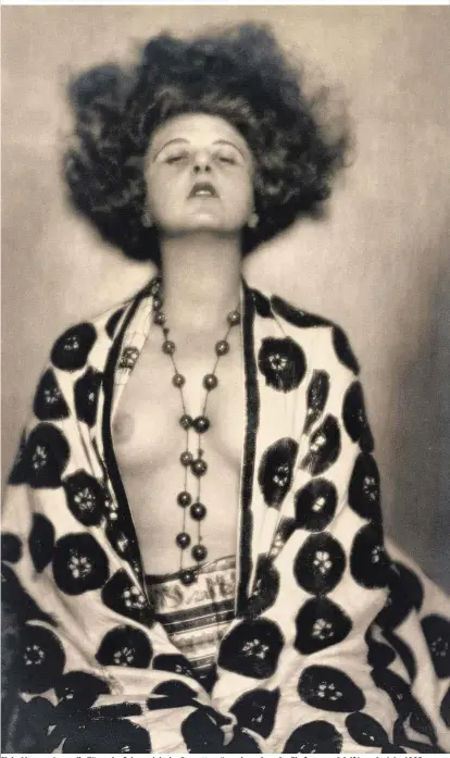  ??  ?? Elsie Altmann-Loos: die Tänzerin, Schauspiel­erin, Operettens­ängerin und zweite Ehefrau von Adolf Loos im Jahr 1922