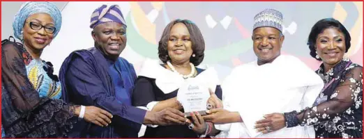  ??  ?? Governor of Kebbi State, Alhaji Atiku Bagudu (2nd right) supported by Governor of Lagos State, Mr. Akinwunmi Ambode (2nd left), his wife, Bolanle (L); and Chairman, Conference Planning Committee, Dr. (Mrs.) Arinola Oluwo (r), presenting Certificat­e of Appreciati­on to the CEO Emzor Pharm. Company, Dr. Stella Okoli at the event