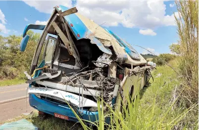  ??  ?? The wreckage of a bus that carried employees of a textile company remains on the shoulder of a road in the city of Taguai, Brazil on Wednesday. — Xinhua