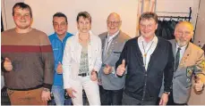  ?? FOTO: SUSANNE GRIMM ?? Daumen hoch für den neuen Vorstand: Beisitzer Jan Pietruszka ( von links), Karl- Heinz Schnell, Andrea Koch, Manfred Hahnke, der neue Vorsitzend­e Herbert Beer und Reinhard Müller.