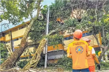  ?? ?? Albergues. Las familias albergadas en el Centro Katya Carranza y la Colonia IVU fueron evacuados por inundacion­es y caídas de árboles en el tendido eléctrico según los habitantes.