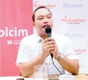 ??  ?? MAJOR INVESTMENT. Holcim Philippine­s SVP for Sales William Sumalinog says they are investing about P1.5 billion for the improvemen­t of their plant in Davao City.