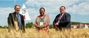  ?? FOTO: STEFAN ELS, US ?? Me. Naledi Pandor (middel), Minister van Wetenskap en Tegnologie, saam met prof. Eugene Cloete (links), viserektor vir navorsing en vernuwing aan die Universite­it Stellenbos­ch, en mnr. Willem Botes, navorsings­leier van die koringteli­ngplatform.