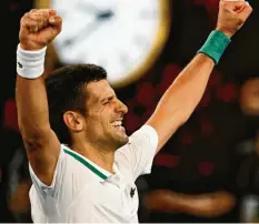  ?? Foto: dpa ?? Novak Djokovic stemmt die Fäuste nach seinem Final‰Sieg gegen Daniil Medwedew in die Luft. Es war sein neunter Titel bei den Australian Open.