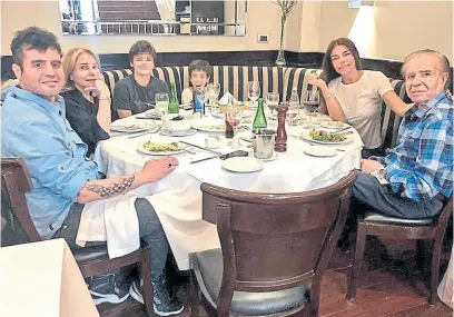  ?? Twitter ?? Menem compartió ayer un almuerzo con su familia en un restaurant­e