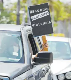  ??  ?? Organizaci­ones civiles y sindicatos han luchado por la llamada Ley para un Retiro Digno para evitar recortes en las pensiones de los jubilados del sector público.