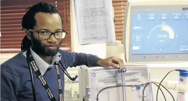  ?? /ANTONIO MUCHAVE ?? Dr Phetho Mangena with dialysis machine at the renal unit at Pietersbur­g Hospital in Polokwane, Limpopo, where he works as a nephrologi­st.