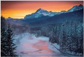  ?? Photo: CFP ?? Twilight at “Morant’s Curve” of Banff National Park