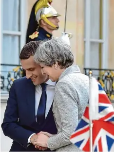  ?? Foto: Christophe Archambaul­t, afp ?? Schwierige Reisen, schwierige Zeiten: Die britische Premiermin­isterin Theresa May be sucht den neuen Präsidente­n Emmanuel Macron in Paris.