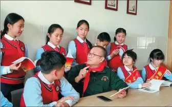  ?? Children. ?? From left: You Wenhuang shares his experience in voluntary services with students in a school in Xiamen. Members of a voluntary organizati­on called Loving Mothers hold a birthday party for local school