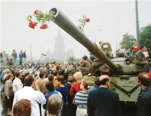  ?? Foto: imago/ITAR-TASS ?? Moskauer Bürger schmücken die Patrouille­npanzer mit Blumen.