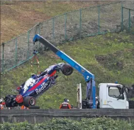  ??  ?? SUSTO. Así quedó el Toro Rosso de Sainz tras su golpe en los Libres 1.