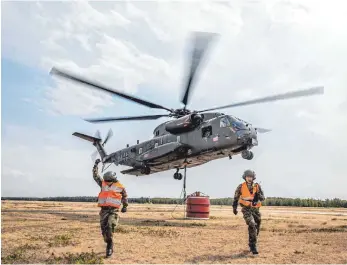  ?? FOTO: JOHANNES HEYN/LUFTWAFFE ?? Ein CH-53 mit Wasserbehä­lter hebt ab, um sich an Löscharbei­ten zu beteiligen.