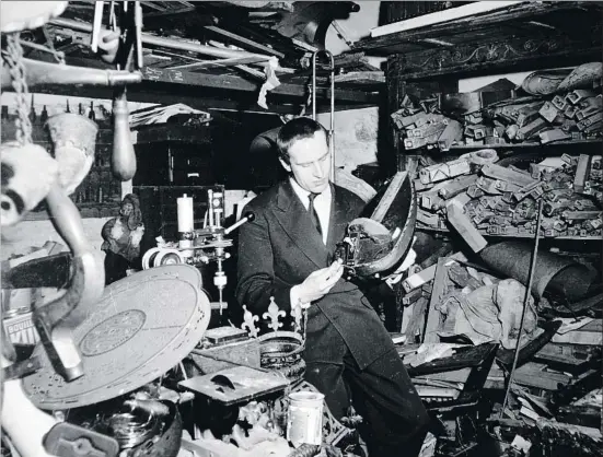  ?? ARCHIVO ?? El escritor Boris Vian en su taller, donde almacenaba utensilios varios y montaba todo tipo de ingenios