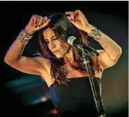  ??  ?? TRASFORMAZ­IONI Paola Turci, 53 anni, qui sopra durante un concerto. In basso, la copertina del cd Il secondo cuore