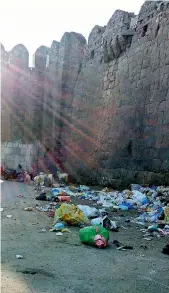  ?? DC ?? Garbage lies scattered by the roadside near the Golconda Fort giving off a terrible stink affecting visitors to the historic site.