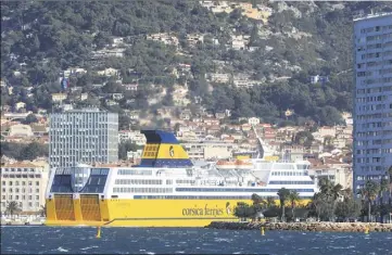  ?? (Photo Frank Muller) ?? Initialeme­nt prévu dans la darse nord, au pied des immeubles du Port marchand de Toulon, le quai devrait finalement voir le jour plus au sud, au large de l’arsenal du Mourillon.