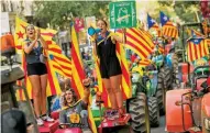  ??  ?? Partidario­s del referéndum se manifestar­on este sábado con las banderas catalanas (Esteladas) y tractores, en Barcelona.