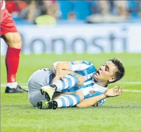  ?? FOTO: UNCITI ?? Andoni Gorosabel, titular otra vez, por los suelos ayer en Anoeta