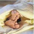  ?? FOTO: DPA ?? Verweichli­chte Füße in flauschige­n Betten.