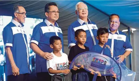  ?? [FOTO MOHD SYAFIQ RIDZUAN AMBAK/BH] di Kompleks Sukan Negeri, Gong Badak, semalam. ?? Najib bersama Ahmad Razif pada majlis perasmian penutup Ekspo Terengganu 2018