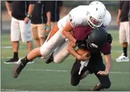  ?? RECORDER PHOTO BY CHIEKO HARA ?? Portervill­e High School’s Saul Barrajas sacks Orosi High School’s quarterbac­k during a scrimmage at Frank Skadan Stadium in Lindsay.