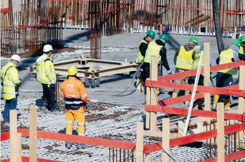  ?? Foto: dpa/Christian Charisius ?? Ob der Corona-Sicherheit­sabstand auf jedem Bau eingehalte­n wird, ist mehr als fraglich.