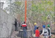  ?? SOURCED ?? ■
Nishan Sahib coming up at the disputed site after the agreement between Sikhs and Hindus in Saharanpur on Wednesday.