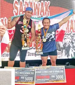  ??  ?? JOYCE (kanan) bersama Andy (kiri) berkongsi kegembiraa­n selepas dinobatkan sebagai juara.